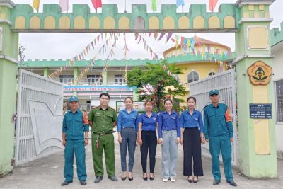 Chi đoàn trường Mầm Non số 2 Hoà Liên, Chi đoàn phối hợp cùng Quân sự và Công an ra quân thực hiện chương trình “Vì cổng trường bình yên” năm 2023