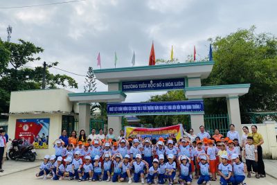 Trường Mầm non số 2 Hòa Liên phối hợp với Trường Tiểu học số 2 Hòa Liên tổ chức cho 90 trẻ 5-6 tuổi được tham quan, trải nghiệm tại Trường Tiểu học số 2 Hòa Liên