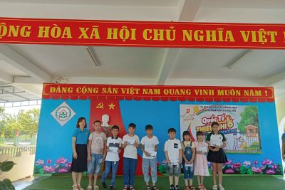 Công đoàn trường Mn số 2 Hoà Liên phối hợp với đoàn thanh niên tổ chức tuyên dương, khen thưởng cho con CBGVNV có thành tích xuất sắc trong năm học 2022-2023 và phát quà cho các cháu nhân ngày quốc tế thiếu nhi