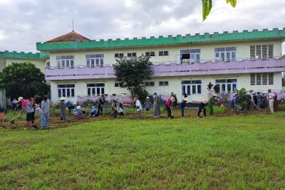 Trường MN số 2 Hòa Liên phối hợp với phụ huynh các lớp ra quân cải tạo vườn cây cho trẻ trải nghiệm